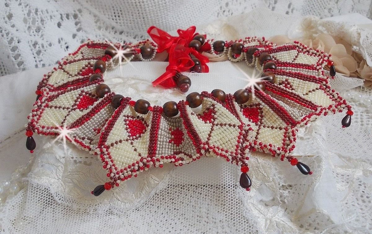 Collana a bretella Romane, ricamata con perline Bordeaux, Avorio e Rosse, gocce di petali piatti e perline di legno.