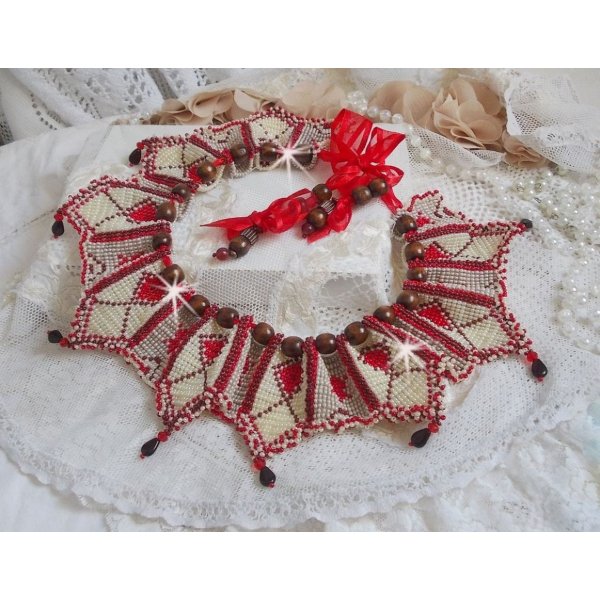 Collana a bretella Romane, ricamata con perline Bordeaux, Avorio e Rosse, gocce di petali piatti e perline di legno.