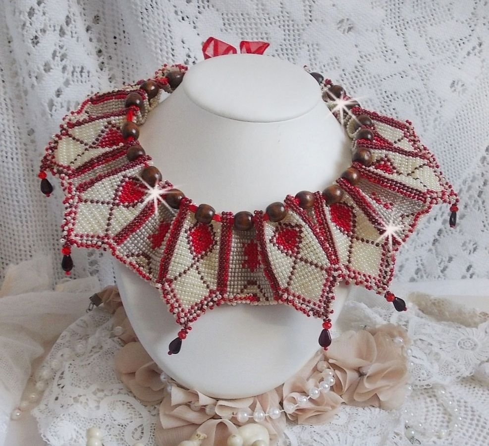 Collana a bretella Romane, ricamata con perline Bordeaux, Avorio e Rosse, gocce di petali piatti e perline di legno.