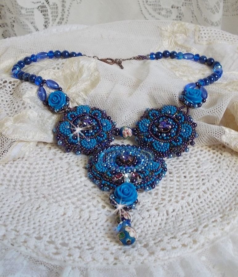 Collana Royal Blue Roses con cristalli Swarovski e perle di seme