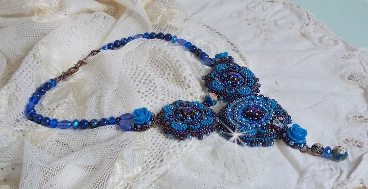 Collana Royal Blue Roses con cristalli Swarovski e perle di seme