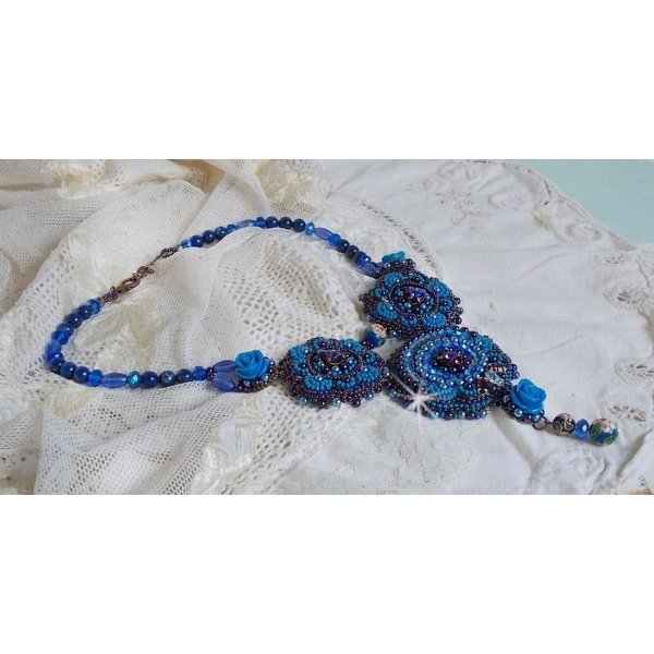 Collana Royal Blue Roses con cristalli Swarovski e perle di seme