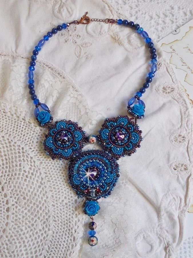 Collana Royal Blue Roses con cristalli Swarovski e perle di seme