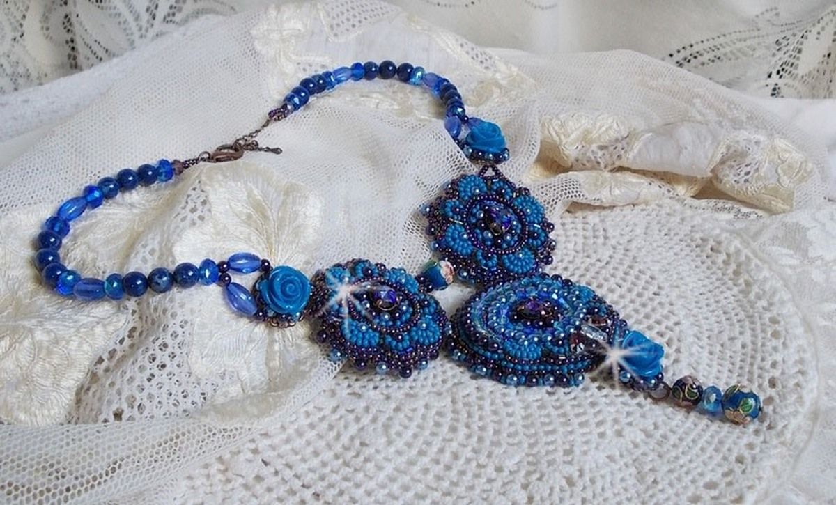 Collana Royal Blue Roses con cristalli Swarovski e perle di seme