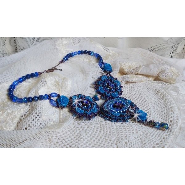 Collana Royal Blue Roses con cristalli Swarovski e perle di seme