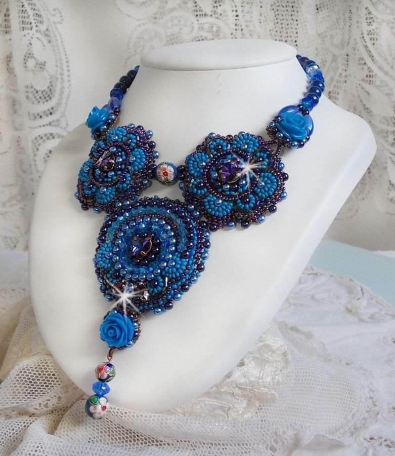 Collana Royal Blue Roses con cristalli Swarovski e perle di seme