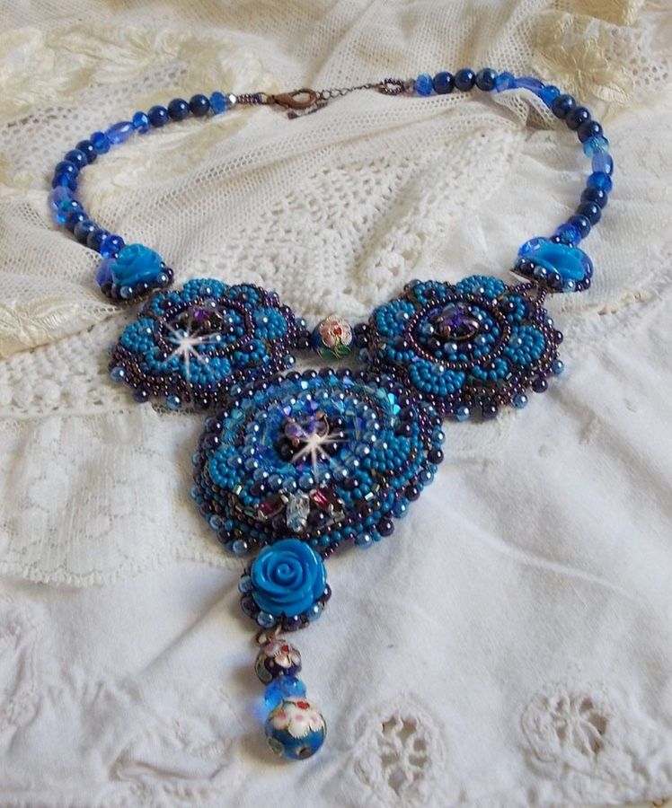 Collana Royal Blue Roses con cristalli Swarovski e perle di seme