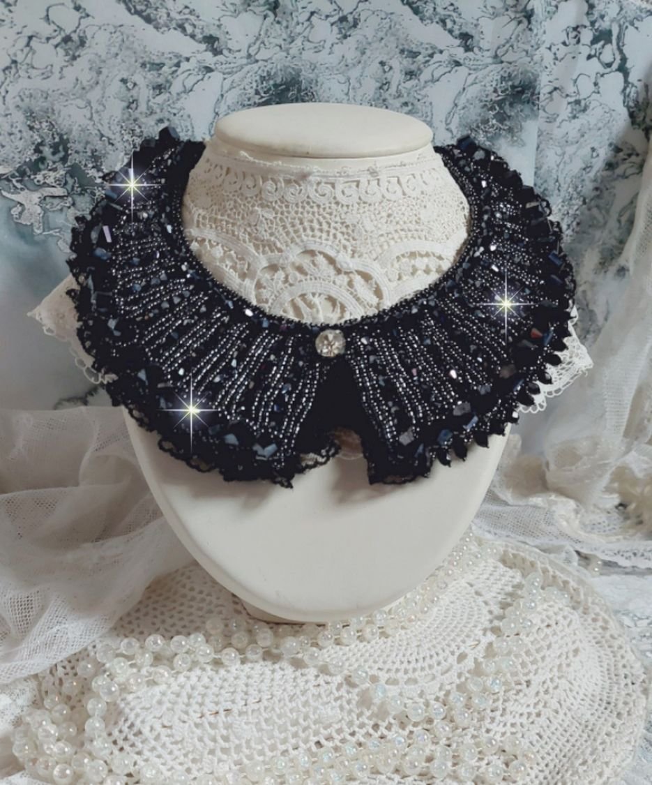 Collana con cristalli Swarovski e pizzo nero stile Haute-Couture