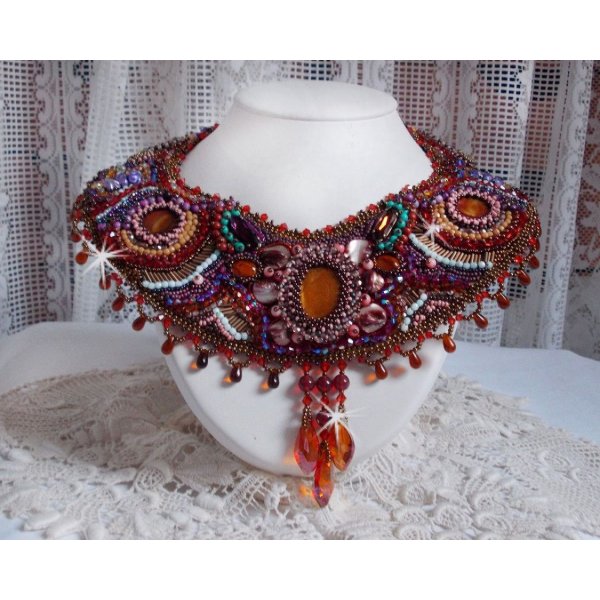 Collier Plastron Topaz Haute-Couture avec des pierres semi-pr&eacute;cieuses et diff&eacute;rentes perles