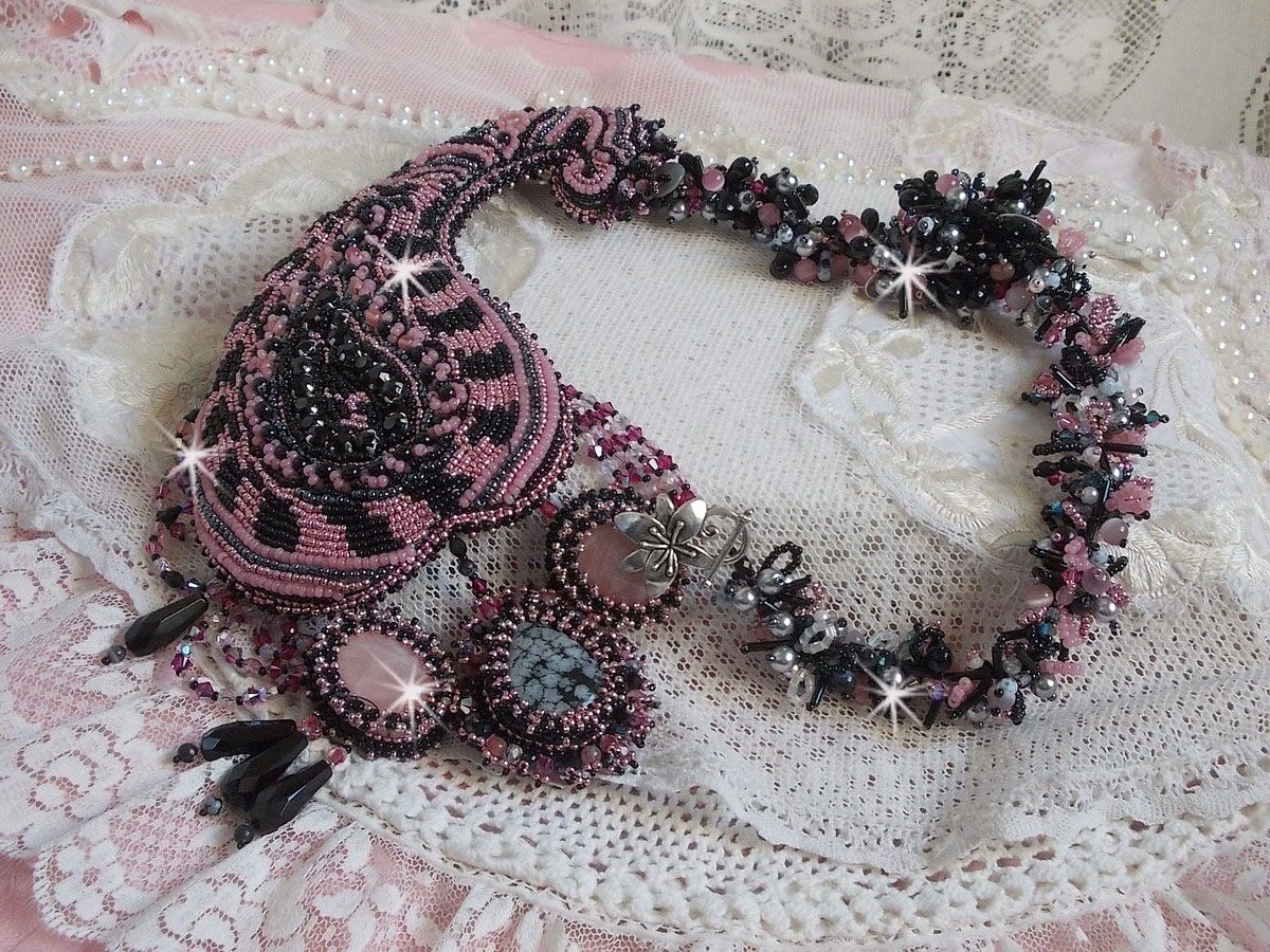 Collana plastrron Ville d'un Soir Noir et Rose, un riflesso di luce ricamato con quarzo e cristalli Swarovski