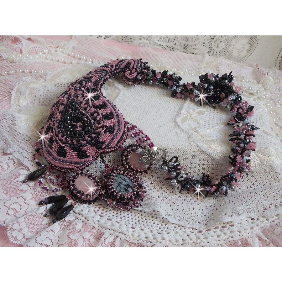 Collana plastrron Ville d'un Soir Noir et Rose, un riflesso di luce ricamato con quarzo e cristalli Swarovski