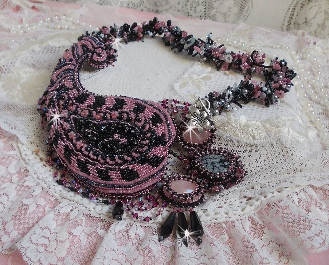 Collana plastrron Ville d'un Soir Noir et Rose, un riflesso di luce ricamato con quarzo e cristalli Swarovski