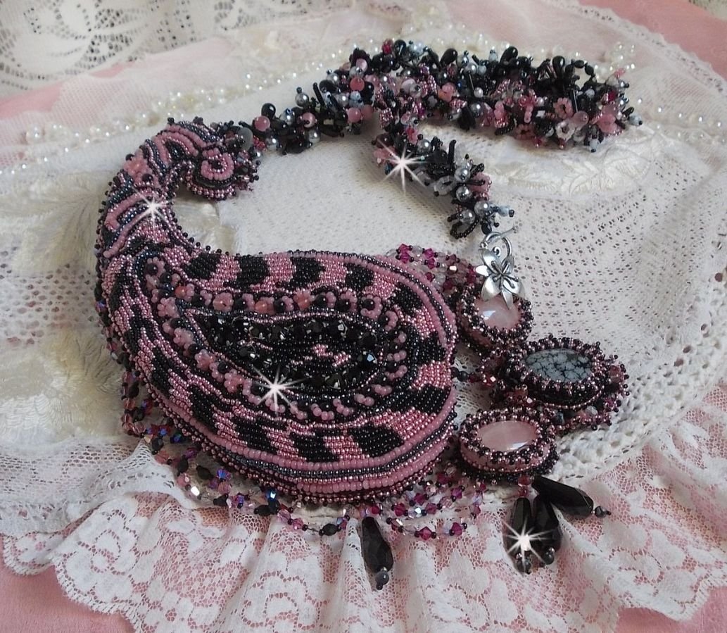 Collana plastrron Ville d'un Soir Noir et Rose, un riflesso di luce ricamato con quarzo e cristalli Swarovski