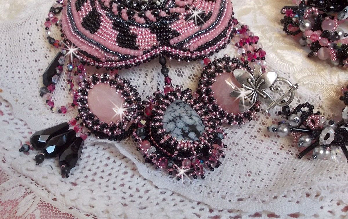 Collana plastrron Ville d'un Soir Noir et Rose, un riflesso di luce ricamato con quarzo e cristalli Swarovski