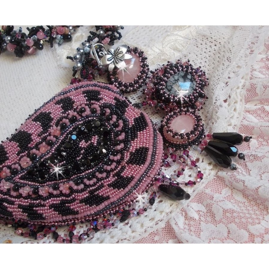 Collana plastrron Ville d'un Soir Noir et Rose, un riflesso di luce ricamato con quarzo e cristalli Swarovski