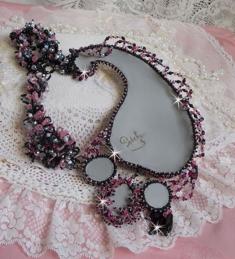 Collana plastrron Ville d'un Soir Noir et Rose, un riflesso di luce ricamato con quarzo e cristalli Swarovski