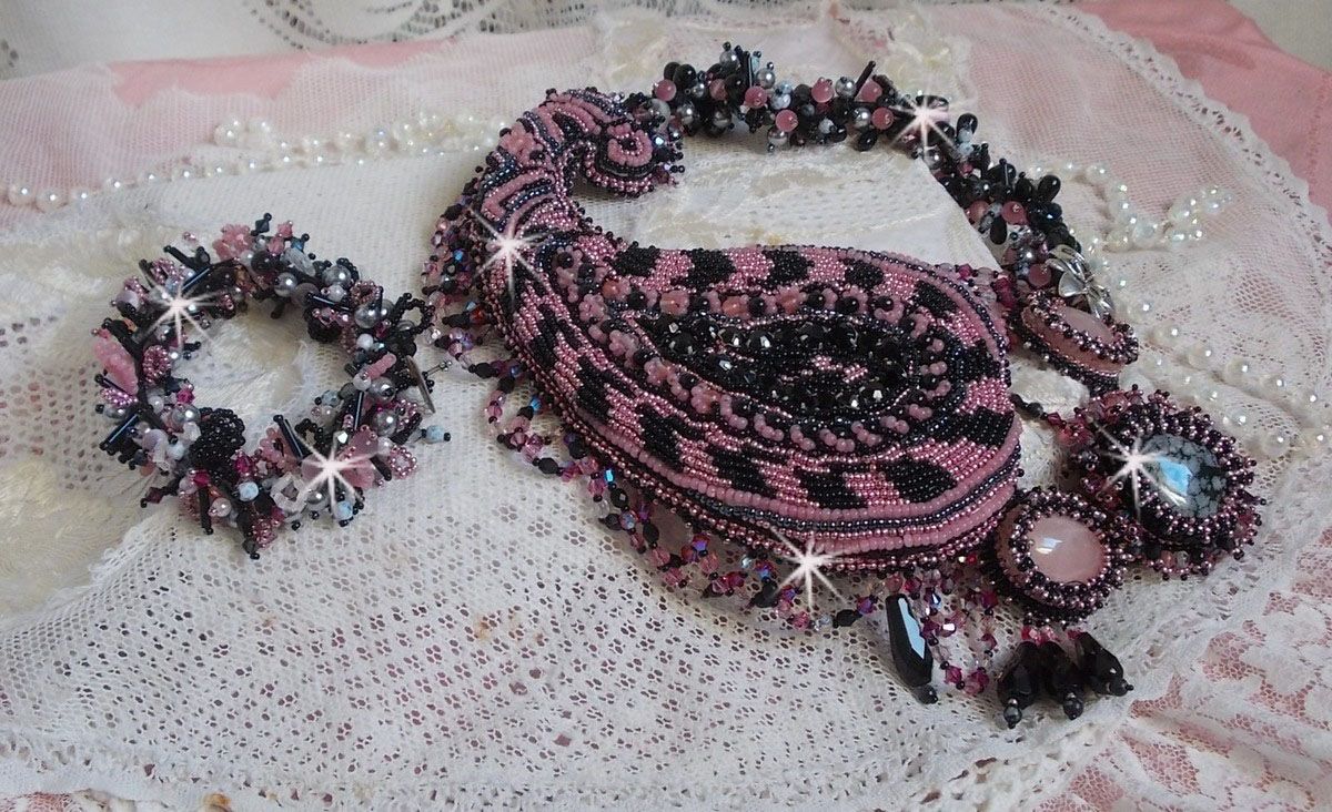 Collana plastrron Ville d'un Soir Noir et Rose, un riflesso di luce ricamato con quarzo e cristalli Swarovski