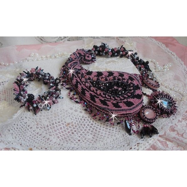 Collana plastrron Ville d'un Soir Noir et Rose, un riflesso di luce ricamato con quarzo e cristalli Swarovski