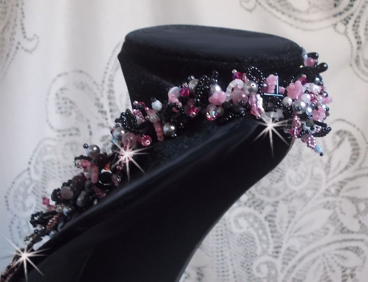 Collana plastrron Ville d'un Soir Noir et Rose, un riflesso di luce ricamato con quarzo e cristalli Swarovski