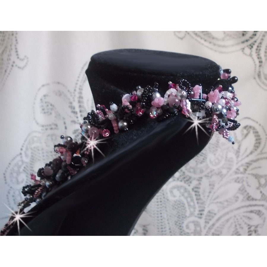 Collana plastrron Ville d'un Soir Noir et Rose, un riflesso di luce ricamato con quarzo e cristalli Swarovski