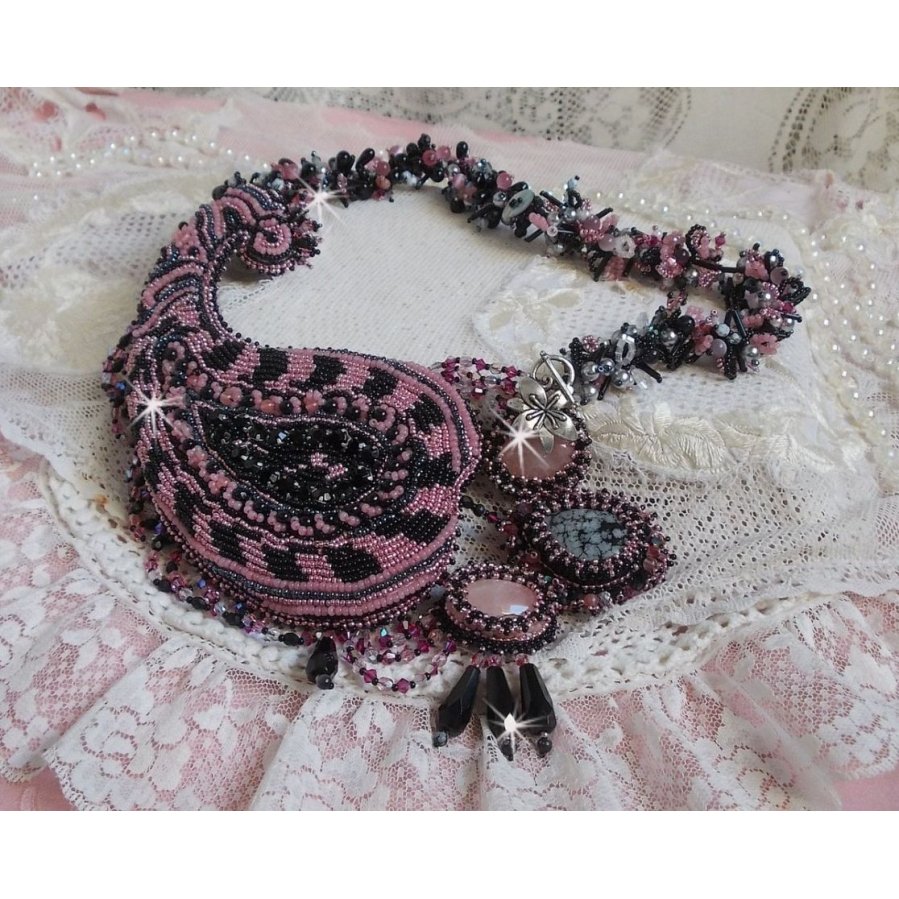 Collana plastrron Ville d'un Soir Noir et Rose, un riflesso di luce ricamato con quarzo e cristalli Swarovski