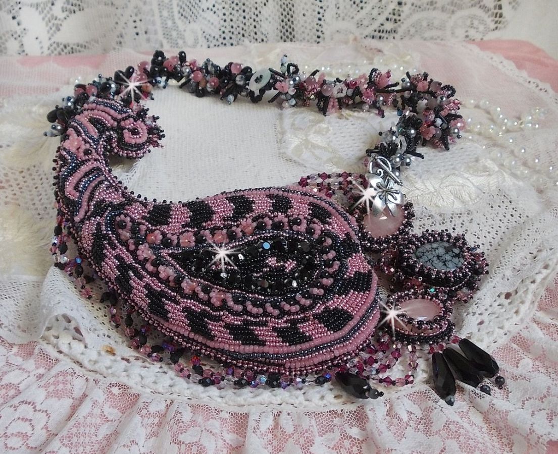 Collana plastrron Ville d'un Soir Noir et Rose, un riflesso di luce ricamato con quarzo e cristalli Swarovski