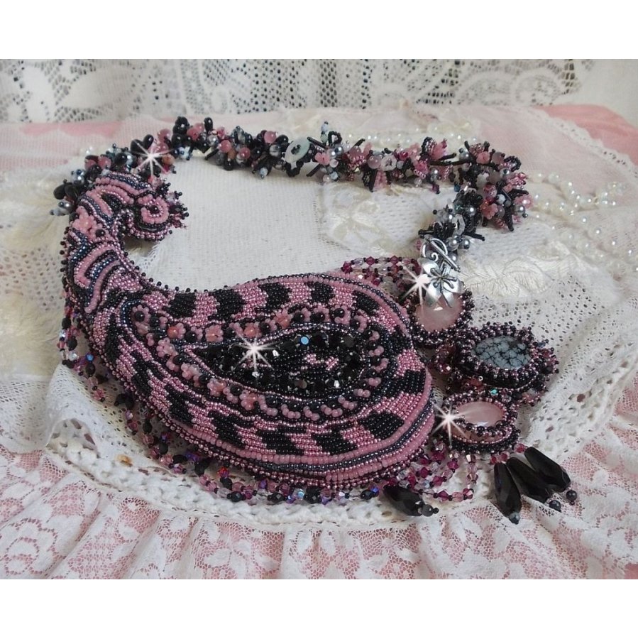 Collana plastrron Ville d'un Soir Noir et Rose, un riflesso di luce ricamato con quarzo e cristalli Swarovski