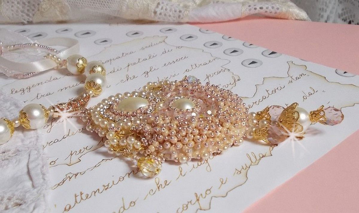 Collana Poudre de Riz ricamata con cristalli Swarovski, accessori placcati in oro, perle e semi di perle