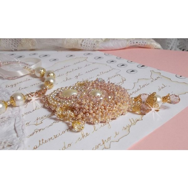 Collana Poudre de Riz ricamata con cristalli Swarovski, accessori placcati in oro, perle e semi di perle