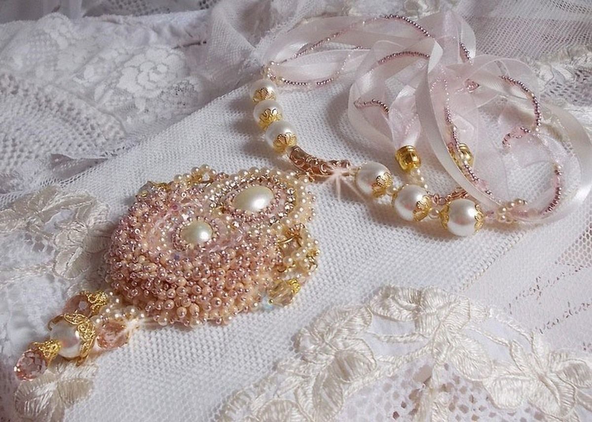 Collana Poudre de Riz ricamata con cristalli Swarovski, accessori placcati in oro, perle e semi di perle