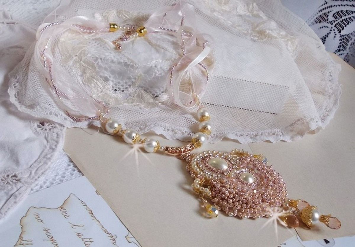 Collana Poudre de Riz ricamata con cristalli Swarovski, accessori placcati in oro, perle e semi di perle