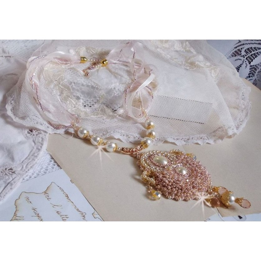 Collana Poudre de Riz ricamata con cristalli Swarovski, accessori placcati in oro, perle e semi di perle