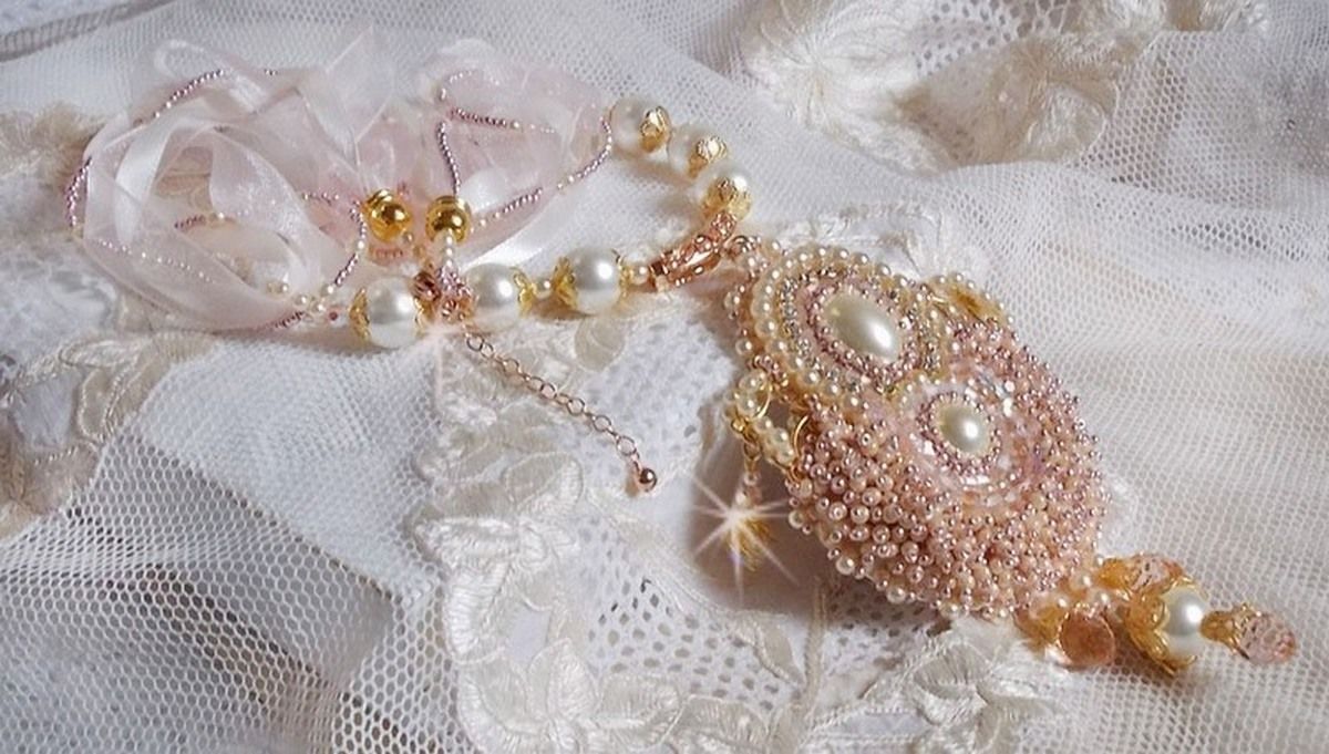 Collana Poudre de Riz ricamata con cristalli Swarovski, accessori placcati in oro, perle e semi di perle