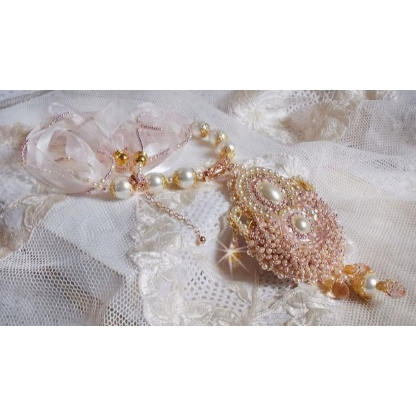 Collana Poudre de Riz ricamata con cristalli Swarovski, accessori placcati in oro, perle e semi di perle