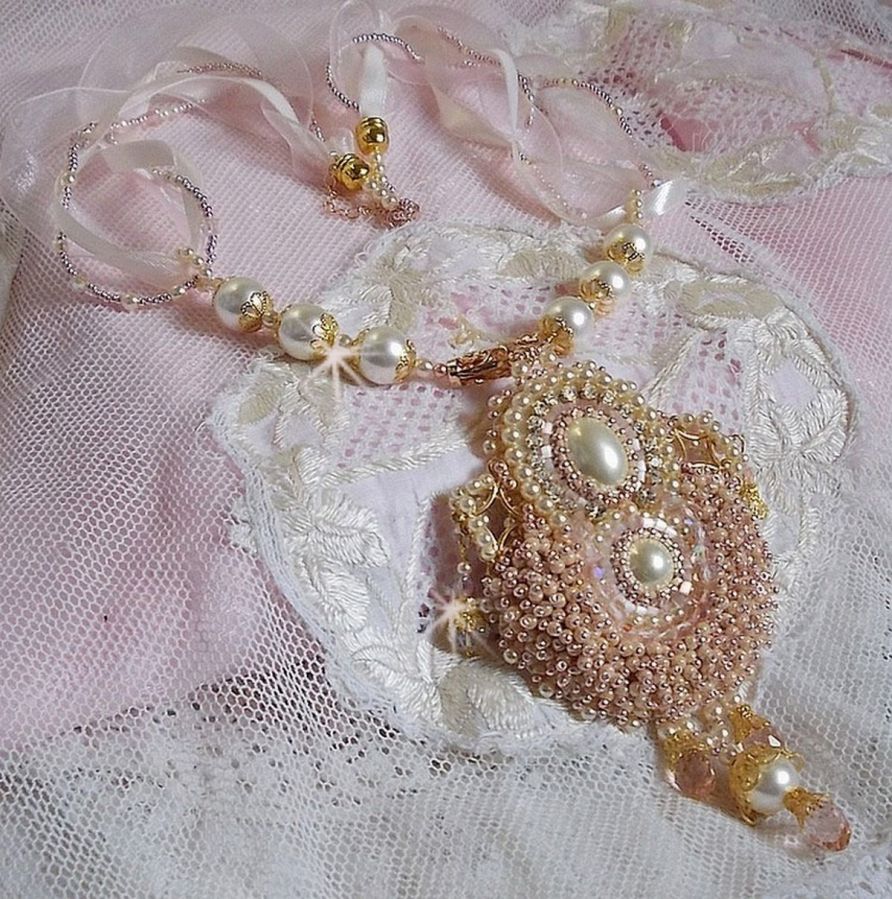 Collana Poudre de Riz ricamata con cristalli Swarovski, accessori placcati in oro, perle e semi di perle