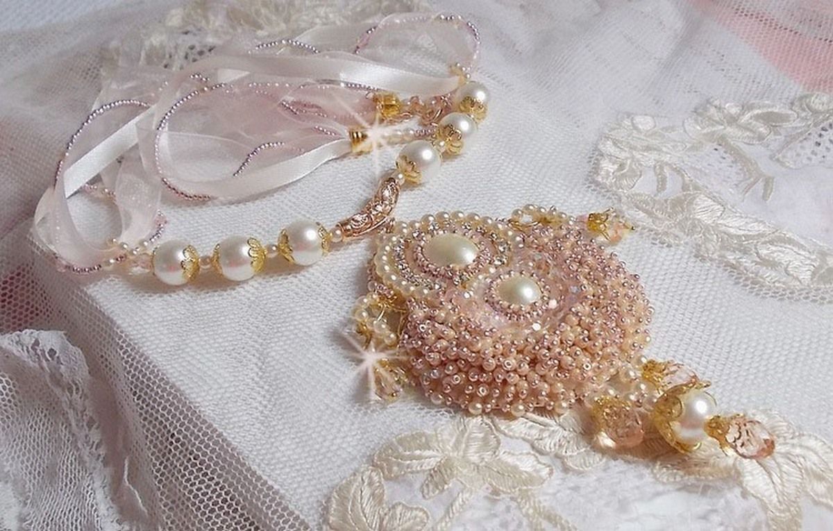 Collana Poudre de Riz ricamata con cristalli Swarovski, accessori placcati in oro, perle e semi di perle