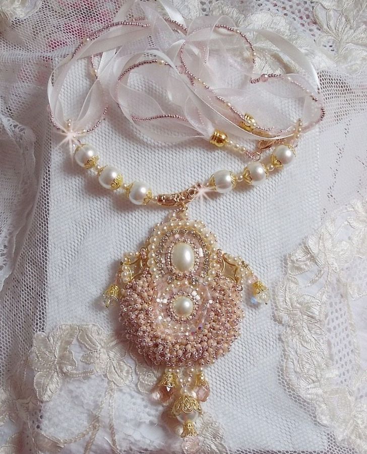 Collana Poudre de Riz ricamata con cristalli Swarovski, accessori placcati in oro, perle e semi di perle