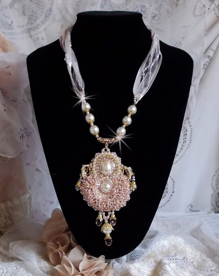 Collana Poudre de Riz ricamata con cristalli Swarovski, accessori placcati in oro, perle e semi di perle