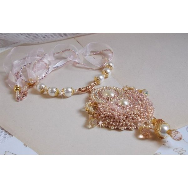 Collana Poudre de Riz ricamata con cristalli Swarovski, accessori placcati in oro, perle e semi di perle