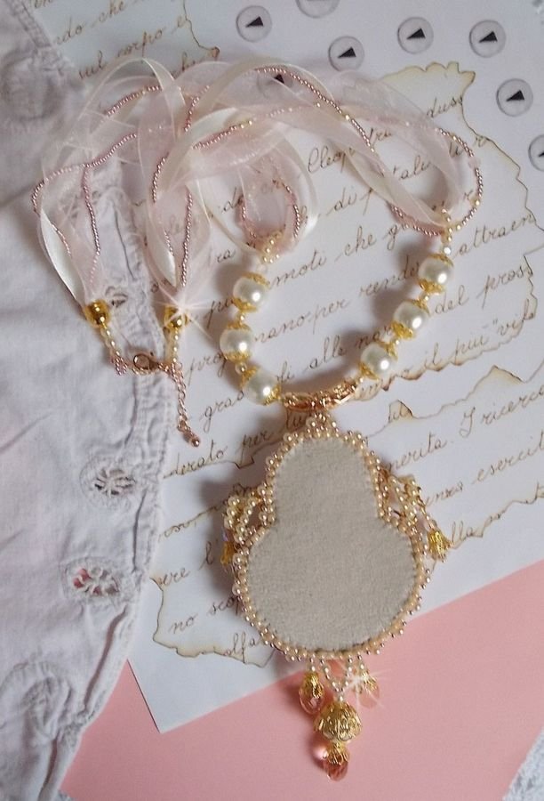 Collana Poudre de Riz ricamata con cristalli Swarovski, accessori placcati in oro, perle e semi di perle