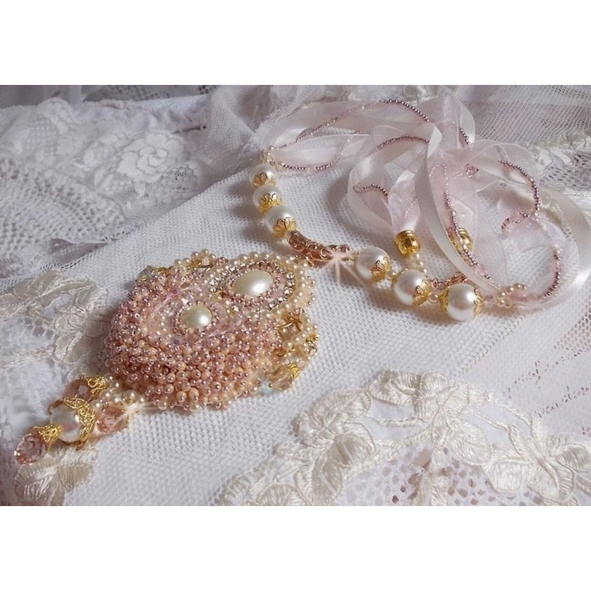 Collana Poudre de Riz ricamata con cristalli Swarovski, accessori placcati in oro, perle e semi di perle