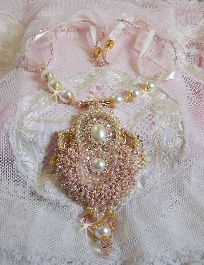 Collana Poudre de Riz ricamata con cristalli Swarovski, accessori placcati in oro, perle e semi di perle