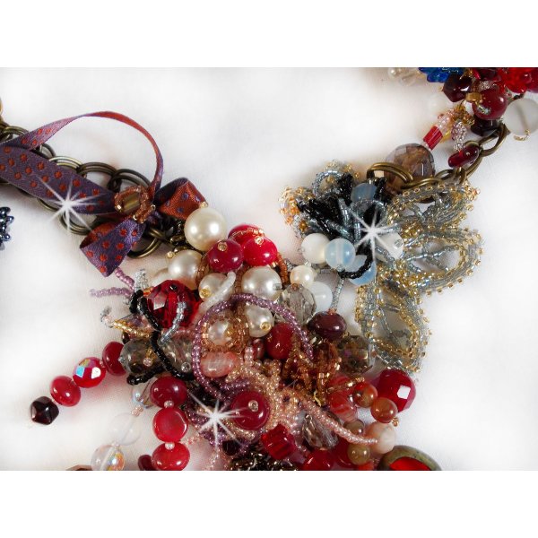 Collier Printemps Color&eacute; avec des cristaux de Swarovski, et des perles diverses