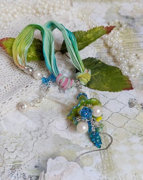 Collier Regard Scintillant cr&eacute;&eacute; avec fleurs acryliques, ruban de soie, cha&icirc;ne en argent et perles Cristal Swarovski