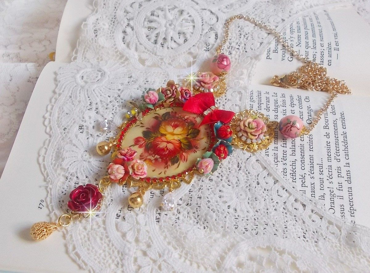 Collier Roseraie Provençale crée avec des perles en verre, céramique, résine, des accessoires en plaqué Or et autres avec un nœud en satin Rouge