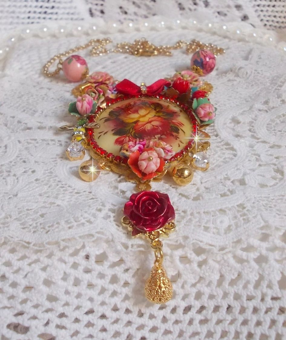 Collier Roseraie Provençale crée avec des perles en verre, céramique, résine, des accessoires en plaqué Or et autres avec un nœud en satin Rouge