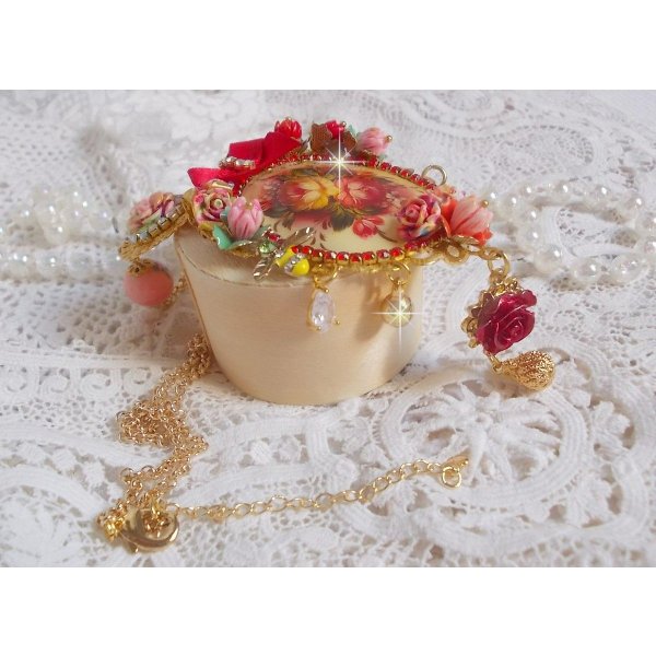 Collier Roseraie Proven&ccedil;ale cr&eacute;e avec des perles en verre, c&eacute;ramique, r&eacute;sine, des accessoires en plaqu&eacute; Or et autres avec un n&oelig;ud en satin Rouge