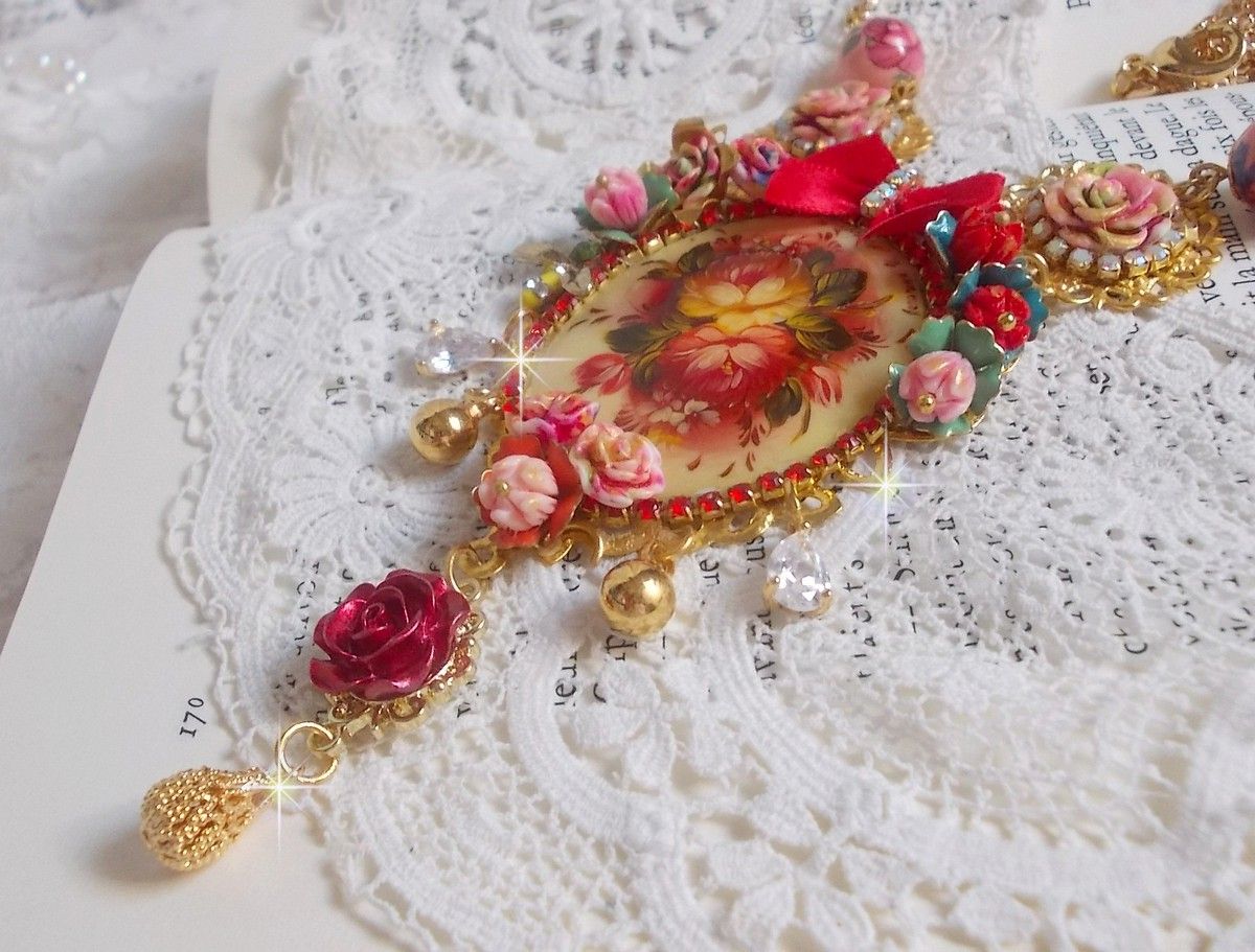 Collier Roseraie Provençale crée avec des perles en verre, céramique, résine, des accessoires en plaqué Or et autres avec un nœud en satin Rouge