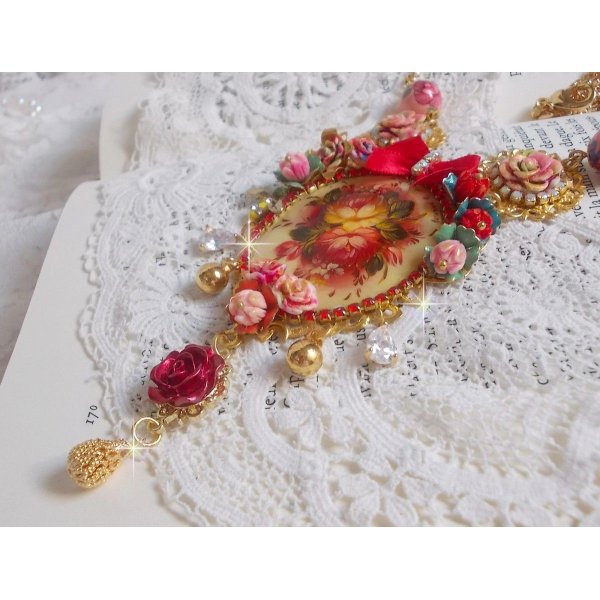 Collier Roseraie Proven&ccedil;ale cr&eacute;e avec des perles en verre, c&eacute;ramique, r&eacute;sine, des accessoires en plaqu&eacute; Or et autres avec un n&oelig;ud en satin Rouge