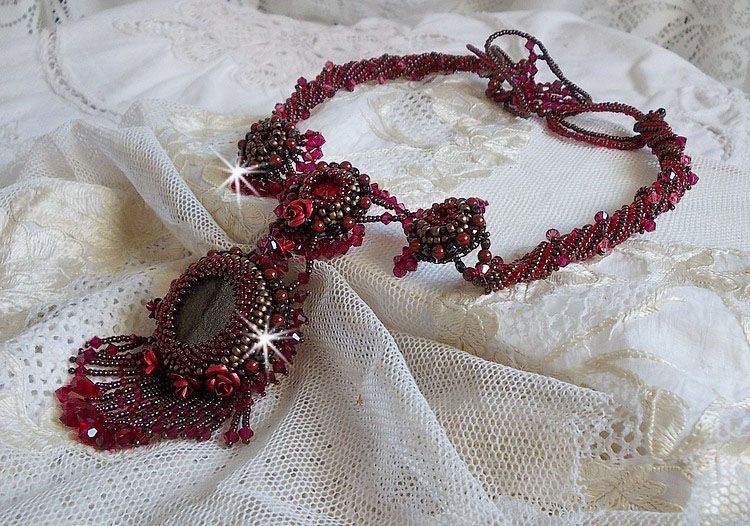 Collana Rubby One ricamata con cristalli Swarovski e un cabochon in ceramica